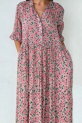 Kleid mit Blumenmuster, Knöpfen und ausgestellten Ärmeln